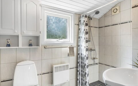 Saila - 1.2Km from the Sea: Pavimentazione, Idraulico Fixture, Pavimento, Interior Design, Bagno, Soffitto, Lavello, Idraulico, Rubinetto, Gabinetto