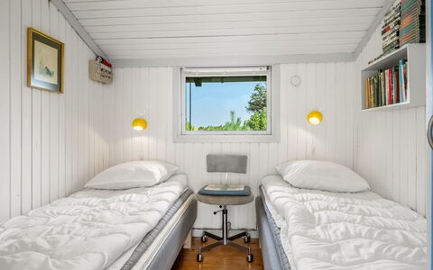 Saila - 1.2Km from the Sea: Legna, Camera Da Letto, Letto, Soffitto, Pavimento, Bedding, Lenzuolo, Telaio Del Letto, Color Legno, Latifoglie