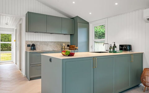 Talvikki - 1.2Km from the Sea: Legna, Pavimentazione, Interior Design, Cucina, Cabinetry, Elettrodomestico Da Cucina, Mobilia, Pavimento, Controsoffitto, Apparecchio Major