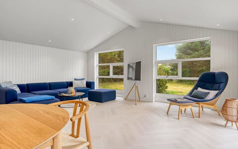 Talvikki - 1.2Km from the Sea: Pavimentazione, Interior Design, Pavimento, Pavimento In Legno, Mobilia, Legna, Soggiorno, Divano, Soffitto, Pavimento Laminato
