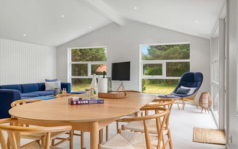 Talvikki - 1.2Km from the Sea: Mobilia, Interior Design, Pavimentazione, Pavimento, Legna, Tavolo, Pavimento In Legno, Soffitto, Sedia, Soggiorno
