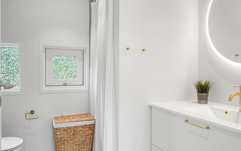 Talvikki - 1.2Km from the Sea: Interior Design, Idraulico Fixture, Pavimentazione, Bagno, Pavimento, Mobiletto Del Bagno, Idraulico, Rubinetto, Casa, Specchio