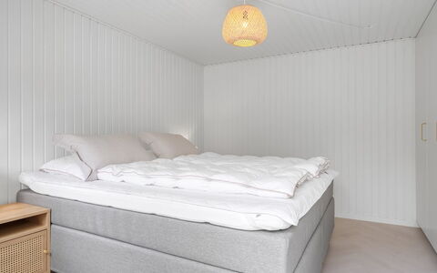 Talvikki - 1.2Km from the Sea: Pavimentazione, Pavimento, Camera Da Letto, Letto, Bedding, Biancheria, Lenzuolo, Telaio Del Letto, Materasso, Pavimento In Legno