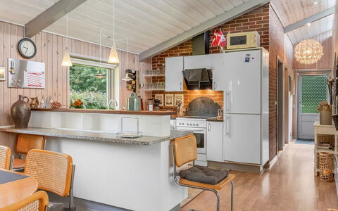 Anne - 30Km from the Sea: Cucina, Legna, Interior Design, Mobilia, Soffitto, Controsoffitto, Pavimentazione, Lampada, Casa, Elettrodomestico Da Cucina