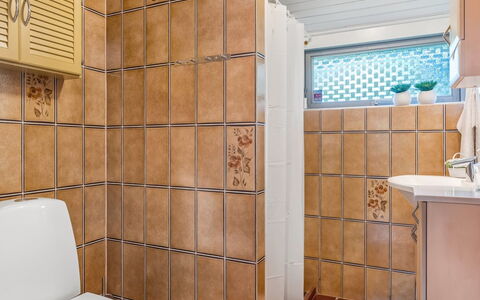 Anne - 30Km from the Sea: Parete, Bagno, Idraulico Fixture, Pavimentazione, Pavimento, Interior Design, Piastrella, Idraulico, Gabinetto, Rubinetto
