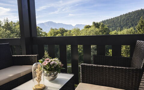 Am Obersalzberg: Mobilia, Sedia, Balcone, Tavolo Esterno, Mobili Da Esterno, Catena Montuosa, Portico, Shade, Latifoglie, Tavolino Da Caffè