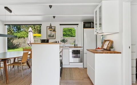 Guthfrith - 1.4Km from the Sea: Mobilia, Pavimentazione, Cucina, Controsoffitto, Interior Design, Pavimento, Legna, Cabinetry, Elettrodomestico Da Cucina, Soffitto