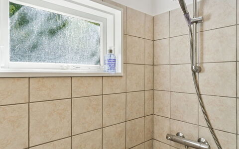 Guthfrith - 1.4Km from the Sea: Pavimentazione, Pavimento, Idraulico Fixture, Bagno, Materiale Composito, Piastrella, Idraulico, Soffione Doccia, Doccia, Doccia Bar