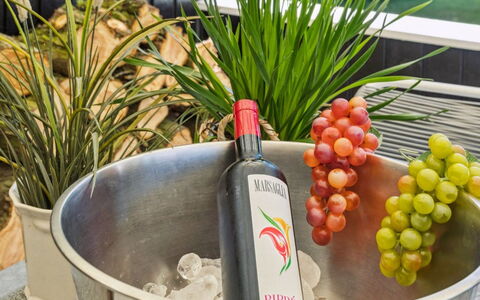 Guthfrith - 1.4Km from the Sea: Bottiglia, Bottiglia Di Vetro, Frutta, Produrre, Cibo, Natural Foods, Bottiglia Di Vino