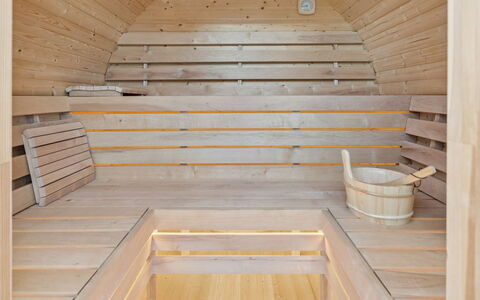 Elvie - 150M from the Sea: Legna, Casa, Portico, Deck, Latifoglie, Tetto, Color Legno, Pavimento In Legno, Eco Hotel