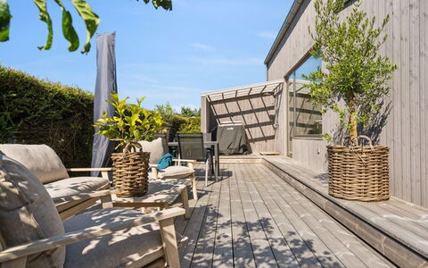 Elvie - 150M from the Sea: Legna, Casa, Portico, Deck, Latifoglie, Tetto, Color Legno, Pavimento In Legno, Eco Hotel