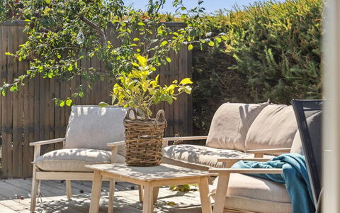 Elvie - 150M from the Sea: Legna, Casa, Portico, Deck, Latifoglie, Tetto, Color Legno, Pavimento In Legno, Eco Hotel