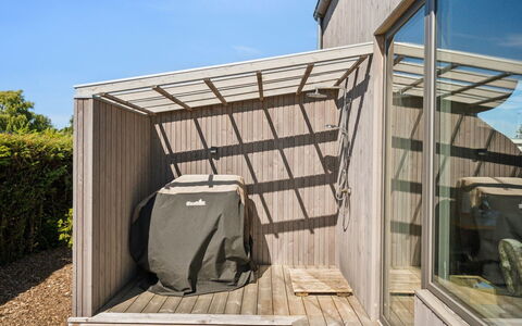 Elvie - 150M from the Sea: Legna, Casa, Portico, Deck, Latifoglie, Tetto, Color Legno, Pavimento In Legno, Eco Hotel