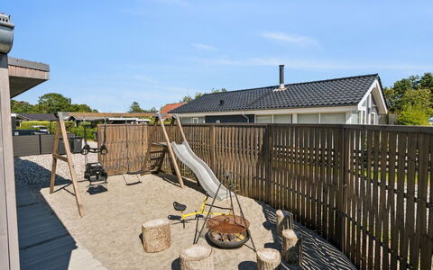 Elvie - 150M from the Sea: Legna, Casa, Portico, Deck, Latifoglie, Tetto, Color Legno, Pavimento In Legno, Eco Hotel