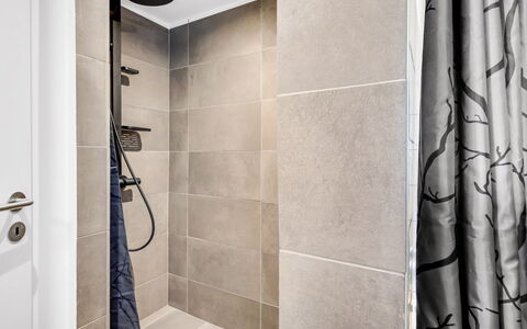 Lutz - 340M from the Sea: Pavimentazione, Pavimento, Interior Design, Bagno, Idraulico Fixture, Piastrella, Camera, Doccia, Soffione Doccia