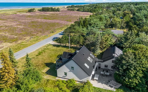 Lutz - 340M from the Sea: Tetto, Casa, Casa, Villetta, Raccordo, Estate, Driveway, Edifici Giardino, Cortile, Capannone