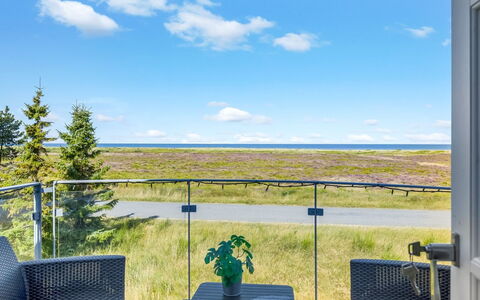 Lutz - 340M from the Sea: Tetto, Casa, Casa, Villetta, Raccordo, Estate, Driveway, Edifici Giardino, Cortile, Capannone