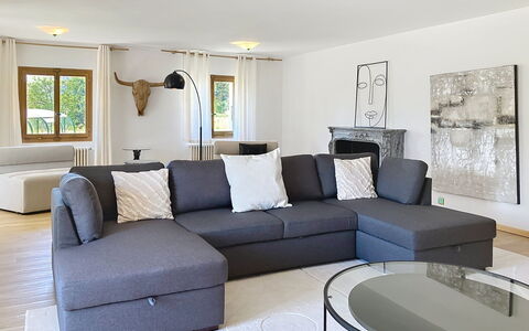 Champ de Brent: Mobilia, Divano, Pavimentazione, Interior Design, Soggiorno, Pavimento, Tavolo, Casa, Appartamento