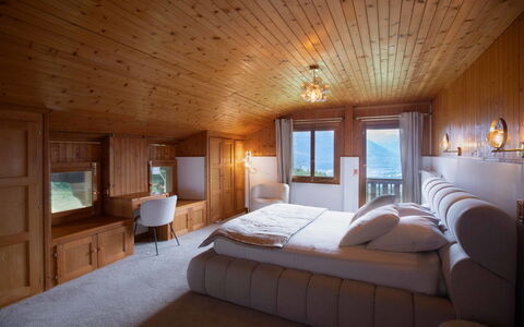 Champ de Brent: Camera Da Letto, Letto, Interior Design, Soffitto, Bedding, Lenzuolo, Mobilia, Pavimento, Pavimentazione, Camera