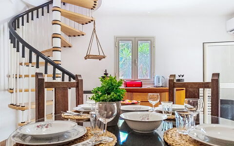 Casa Paolina: Mobilia, Interior Design, Pavimentazione, Legna, Tavolo, Pavimento, Sedia, Illuminazione, Sala Da Pranzo, Soffitto