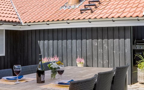 Hatem - 500M from the Sea: Tetto, Casa, Casa, Villetta, Porta, Raccordo, Deck, Portico, Plank, Latifoglie