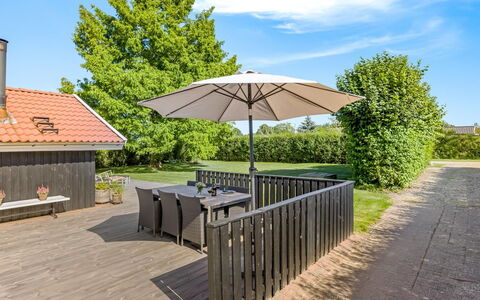 Hatem - 500M from the Sea: Tetto, Casa, Casa, Villetta, Porta, Raccordo, Deck, Portico, Plank, Latifoglie