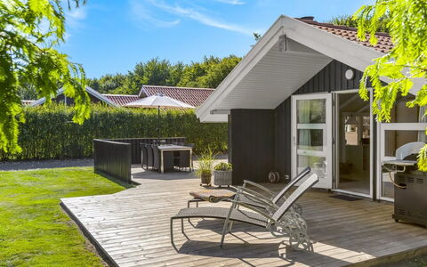 Hatem - 500M from the Sea: Tetto, Casa, Casa, Villetta, Porta, Raccordo, Deck, Portico, Plank, Latifoglie