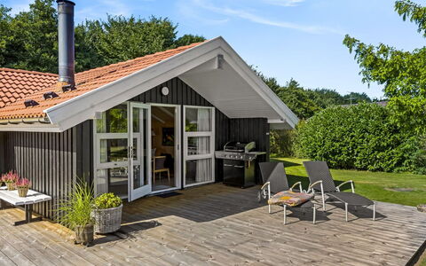 Hatem - 500M from the Sea: Tetto, Casa, Casa, Villetta, Porta, Raccordo, Deck, Portico, Plank, Latifoglie