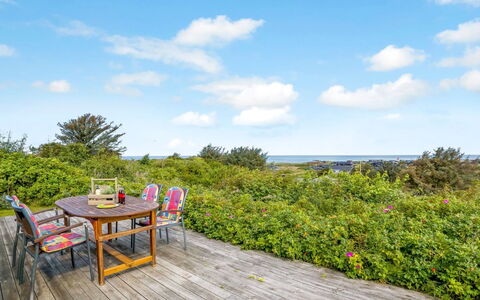 Nikolce - 500M from the Sea: Villetta, Backyard, Cortile, Edifici Giardino, Capannone, Raccordo, Mobili Da Esterno, Log Cabin, Struttura Esterna, Baracca