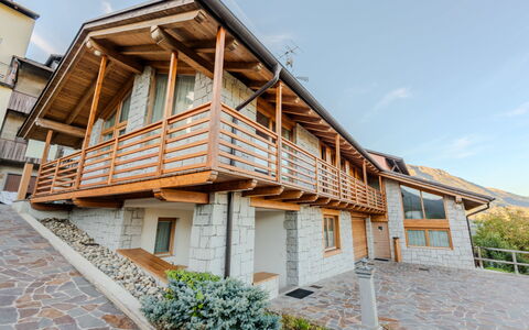 Terme di Comano 104: Legna, Architettura, Casa, Porta, Le Scale, Pendenza, Balcone, Villetta, Corrimano, Portico