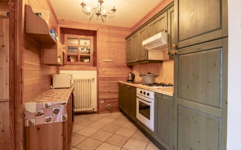 Baita Emet: Cabinetry, Legna, Pavimentazione, Interior Design, Mobilia, Soffitto, Pavimento, Credenza, Cucina, Cassetto