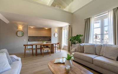 Deservi Elegant Apt. Botticelli: Mobilia, Interior Design, Pavimentazione, Legna, Soffitto, Pavimento, Divano, Tavolo, Camera, Soggiorno