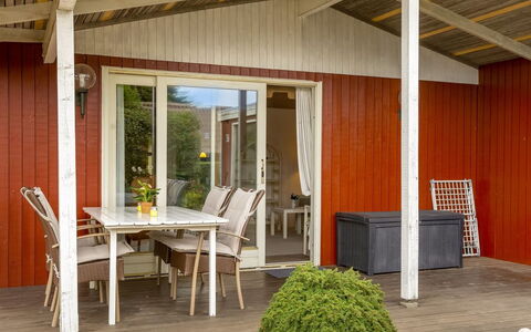 Wiggi - 250M from the Sea: Legna, Mobilia, Porta, Pavimentazione, Sedia, Casa, Pavimento, Portico, Color Legno, Shade