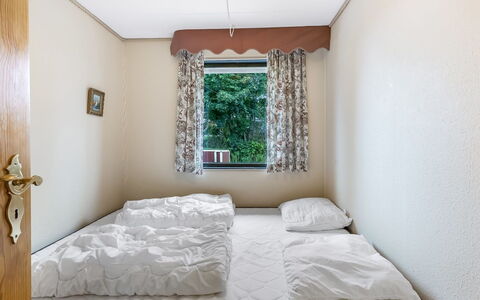 Wiggi - 250M from the Sea: Parete, Letto, Camera Da Letto, Legna, Interior Design, Pavimento, Pavimentazione, Lenzuolo, Mobilia, Bedding