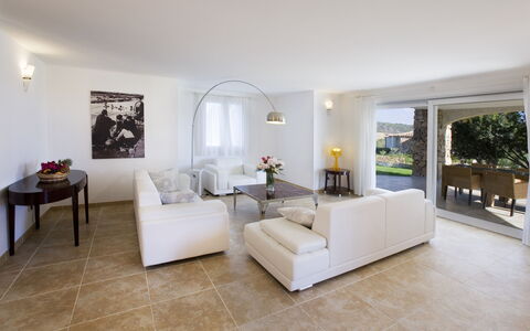 Villa Asparago: Mobilia, Pavimentazione, Interior Design, Divano, Pavimento, Soffitto, Soggiorno, Illuminazione, Camera