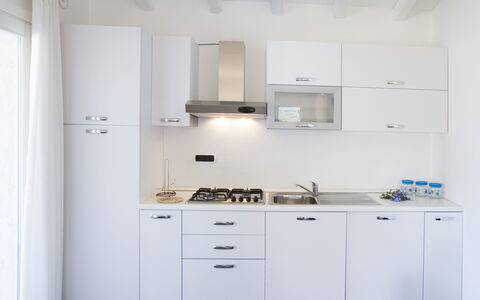 Villa Leccio 2: Cucina, Apparecchio Major, Elettrodomestico Da Cucina, Controsoffitto, Cabinetry, Interior Design, Cucina Stufa, Elettrodomestico, Lavandino Della Cucina, Pavimentazione