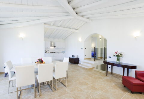 Villa Leccio 2: Interior Design, Pavimentazione, Soffitto, Mobilia, Pavimento, Appartamento, Camera, Divano, Sedia