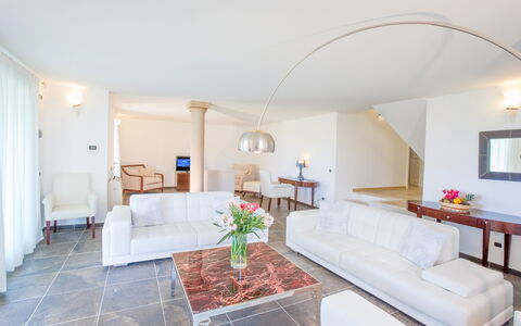 Villa Fico D'india 1: Pavimentazione, Mobilia, Interior Design, Pavimento, Divano, Soffitto, Soggiorno, Illuminazione, Tavolo