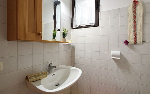 Baita Costa Di Gial: Bagno, Lavandino Del Bagno, Idraulico Fixture, Lavello, Parete, Pavimentazione, Interior Design, Pavimento, Rubinetto, Gabinetto
