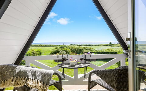 Murtuz - 50M from the Sea: Villetta, Backyard, Cortile, Edifici Giardino, Capannone, Raccordo, Mobili Da Esterno, Log Cabin, Struttura Esterna, Baracca