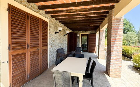 Villa Diamante: Legna, Pavimentazione, Pavimento, Mobilia, Shade, Porta, Portico, Cucina & Sala Da Pranzo Tavolo, Mobili Da Esterno, Sedia