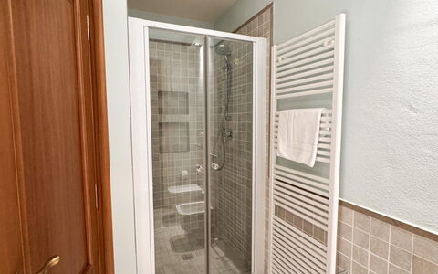 Villa Diamante: Pavimentazione, Pavimento, Interior Design, Legna, Idraulico Fixture, Camera, Soffitto, Idraulico, Porta, Bagno