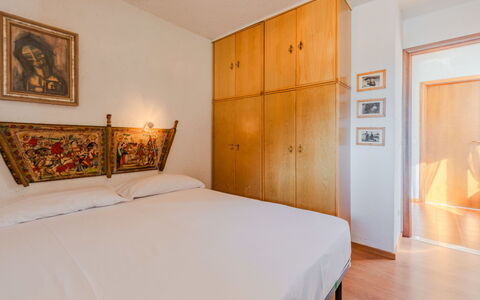 La Mira: Legna, Interior Design, Pavimentazione, Pavimento, Camera Da Letto, Camera, Letto, Mobilia, Soffitto, Appartamento