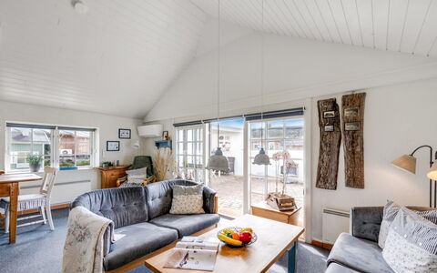 Reinhard - from the Sea: Legna, Mobilia, Casa, Soffitto, Villetta, Porta, Sedia, Divano, Soggiorno