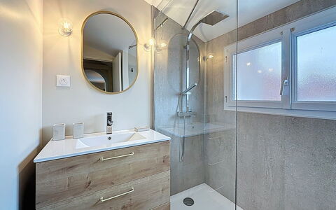 La Nero: Idraulico Fixture, Pavimentazione, Bagno, Pavimento, Interior Design, Idraulico, Mobiletto Del Bagno, Soffitto, Rubinetto, Illuminazione