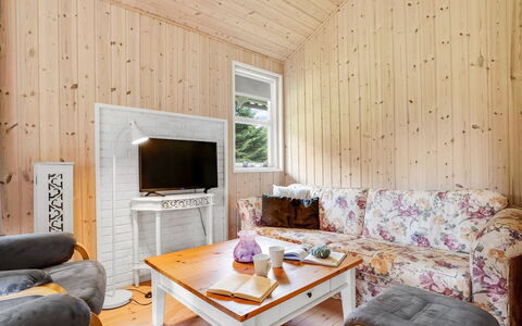 Aleth - 800M from the Sea: Tetto, Casa, Casa, Villetta, Porta, Raccordo, Deck, Portico, Plank, Latifoglie