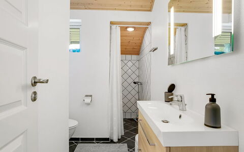 Aleth - 800M from the Sea: Tetto, Casa, Casa, Villetta, Porta, Raccordo, Deck, Portico, Plank, Latifoglie