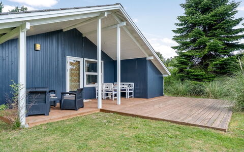 Aleth - 800M from the Sea: Tetto, Casa, Casa, Villetta, Porta, Raccordo, Deck, Portico, Plank, Latifoglie