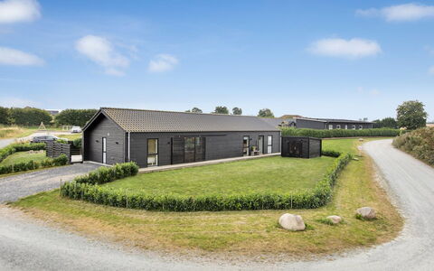Sigrun - 300M from the Sea: Tetto, Casa, Casa, Villetta, Raccordo, Estate, Driveway, Edifici Giardino, Cortile, Capannone