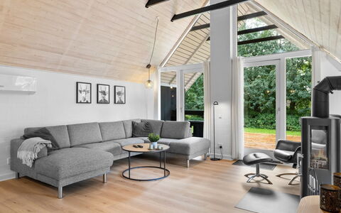 Erle - 830M from the Sea: Pavimentazione, Interior Design, Mobilia, Legna, Pavimento, Soggiorno, Divano, Pavimento In Legno, Casa, Illuminazione